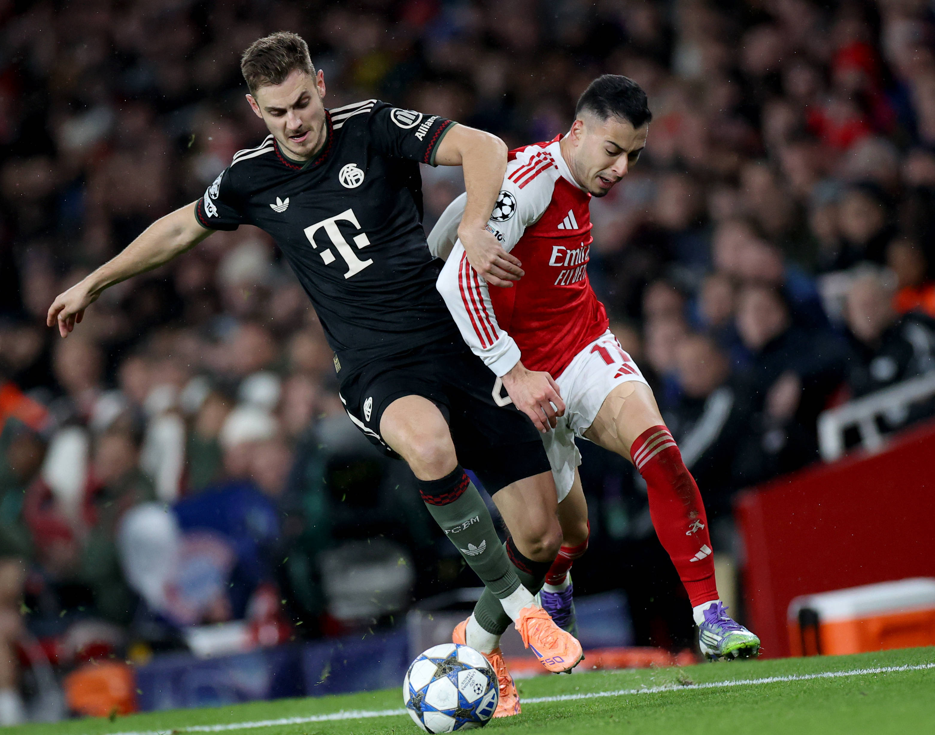 韦尔表现抢眼，三分球精准打击对手（韦尔手感火热，外线三分精准狙击对手）