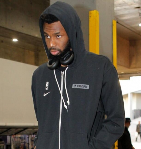 太阳报：萨卡求婚成功，相恋五年女友收超大钻戒（太阳报：萨卡成功求婚，交往五年女友获赠巨型钻戒）