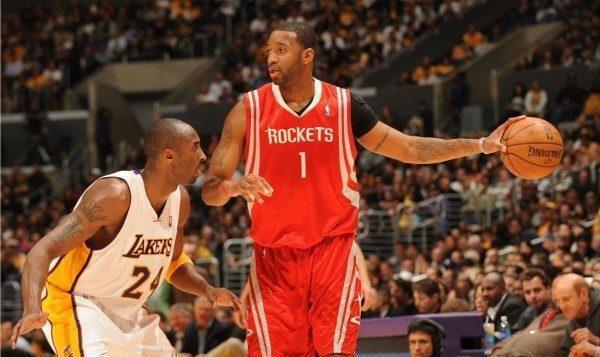 亚精英赛半场：路易斯失单刀+补射中柱，申花暂0-0广岛（亚精英赛半场战报：路易斯单刀失机又补射中柱，申花暂与广岛0-0）