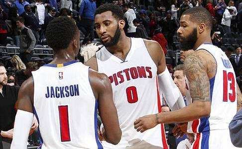 如何提升足球场上的无球跑动？（球场无球跑动提升指南）